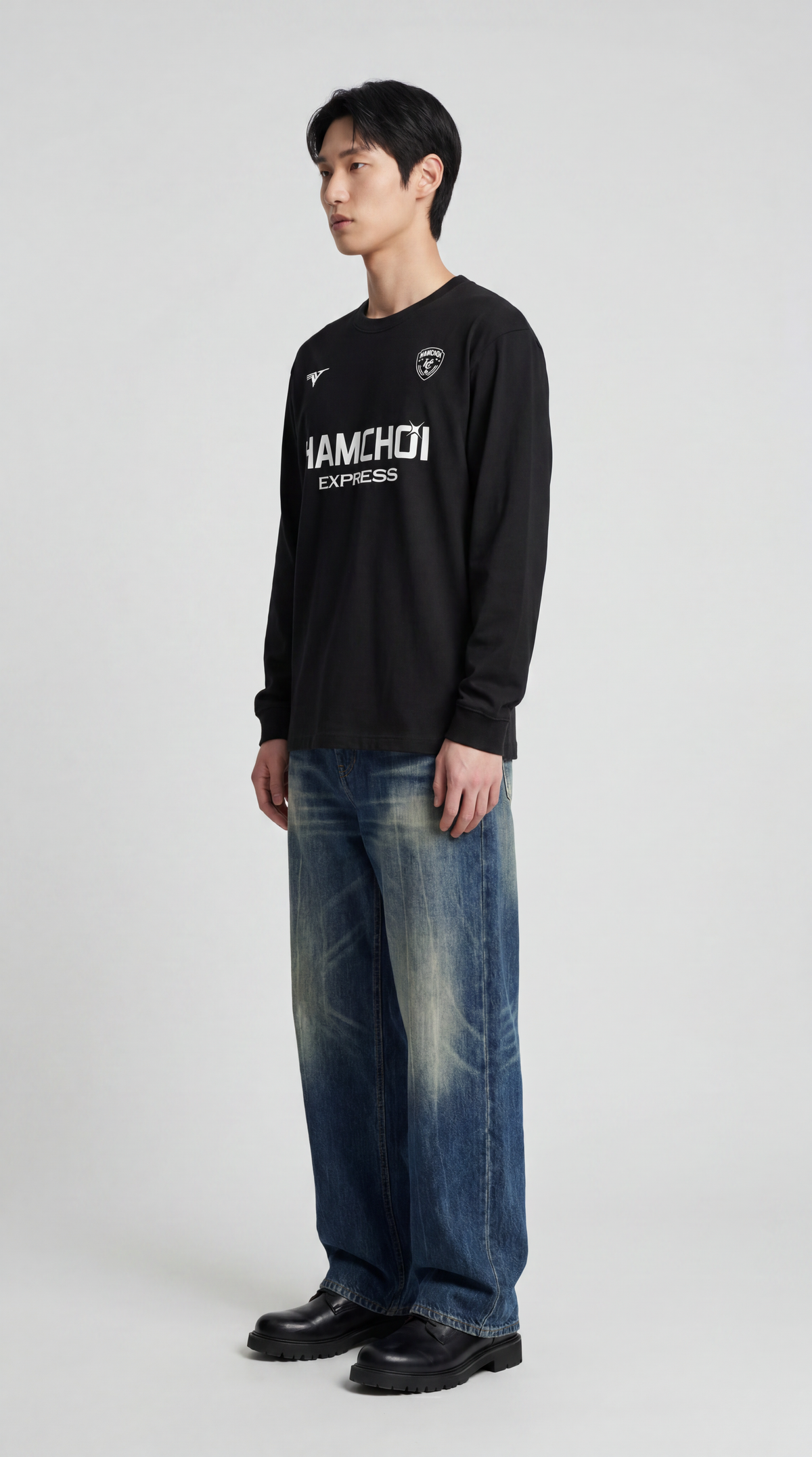 HAMCHOI Express personalised long sleeve with surname print – model photo 2